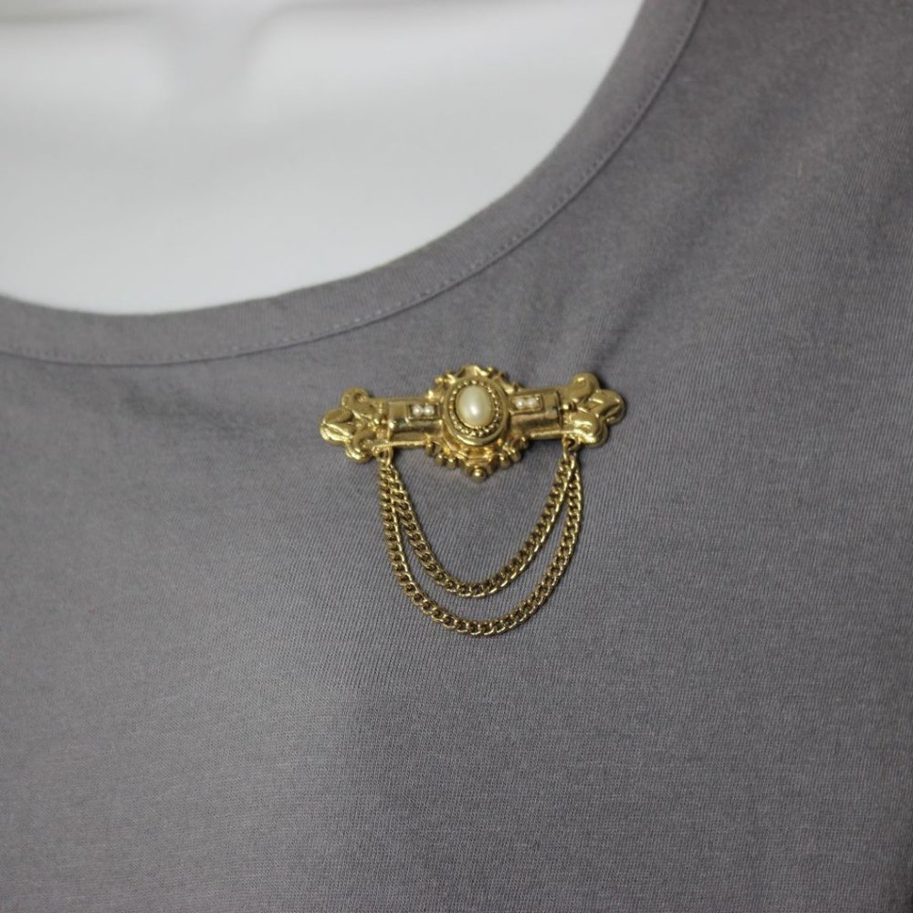 Bar Brooch Gold Tone Fleur de Lis Faux Pearls Chains - Picture 5 of 5